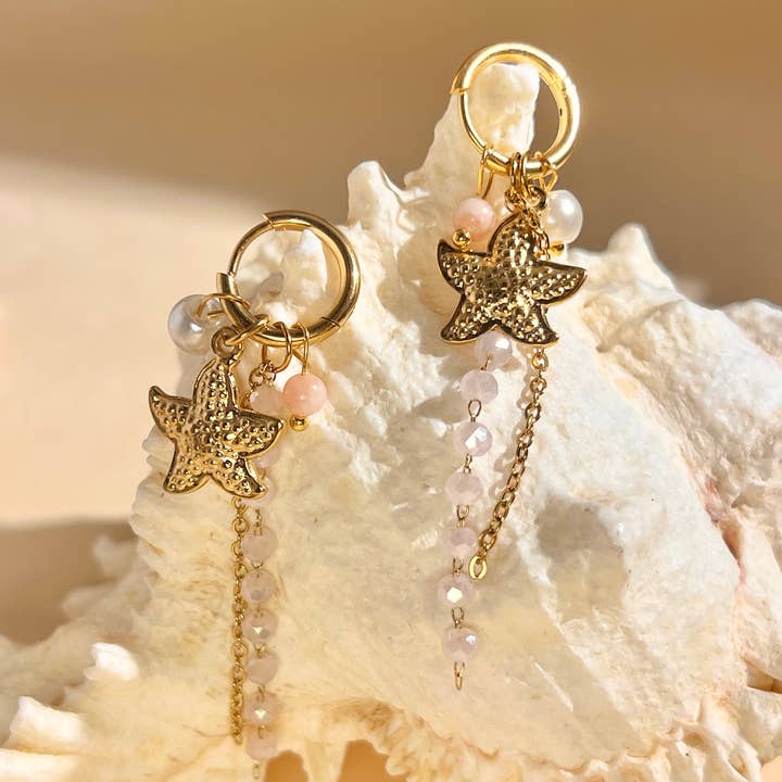 Creoli ciondoli stella marina perla dorata acciaio estate chic e ulteriori Risultati per orata prezzo all'ingrosso. Resi gratuiti e termini di pagamento a 60 giorni su Faire in tendenza su Faire.