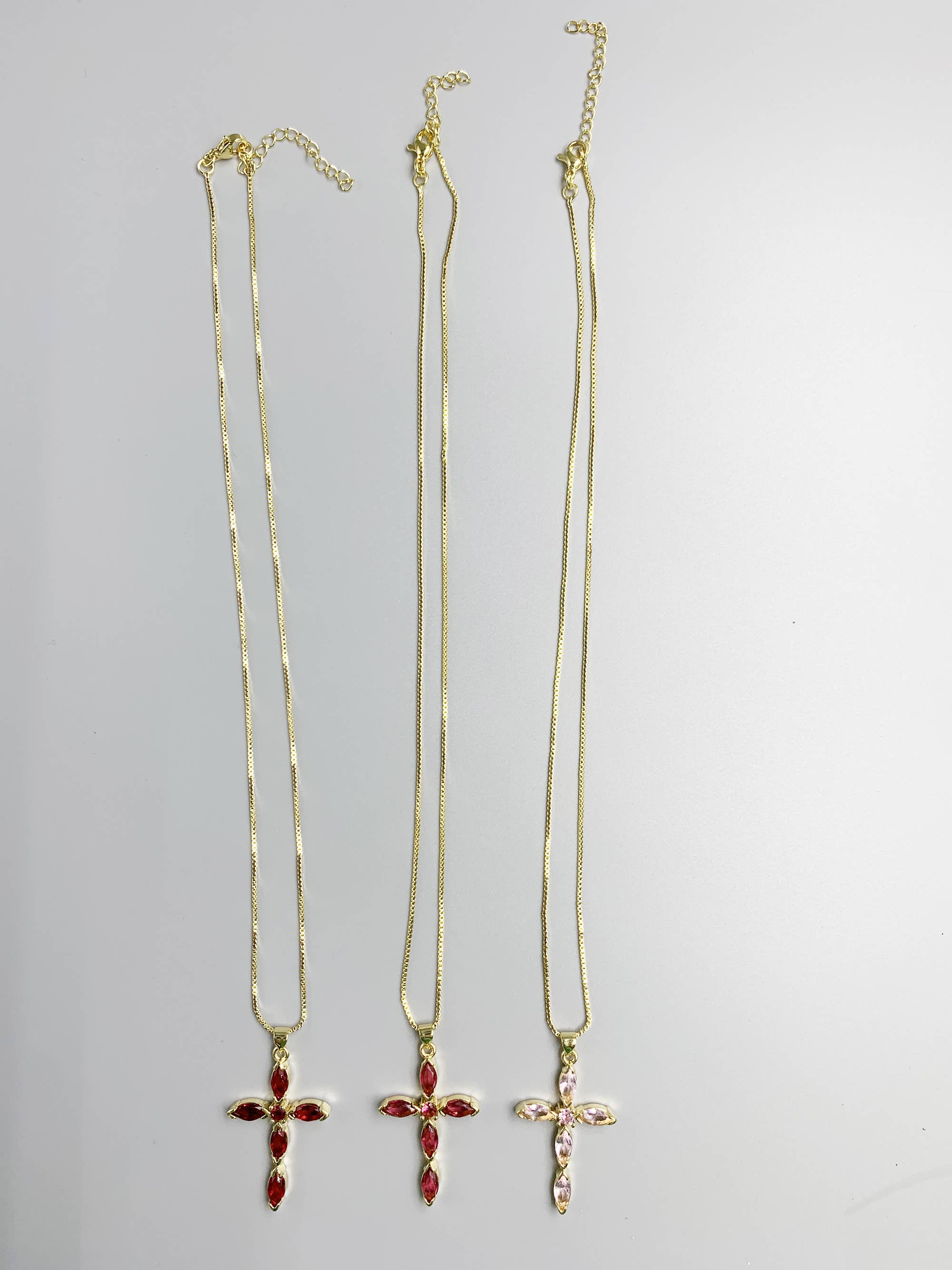 Ole – Großhandel Kette mit Anhänger/Charm – Kreuzanhänger-Halskette mit Zirkonia N47646