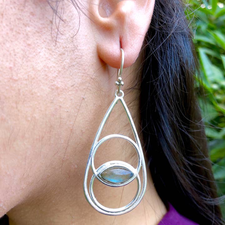 Silverfärgade Vesica Piscis-örhängen med labradoritkristall Stunn för wholesale av JAYA MOKSHA