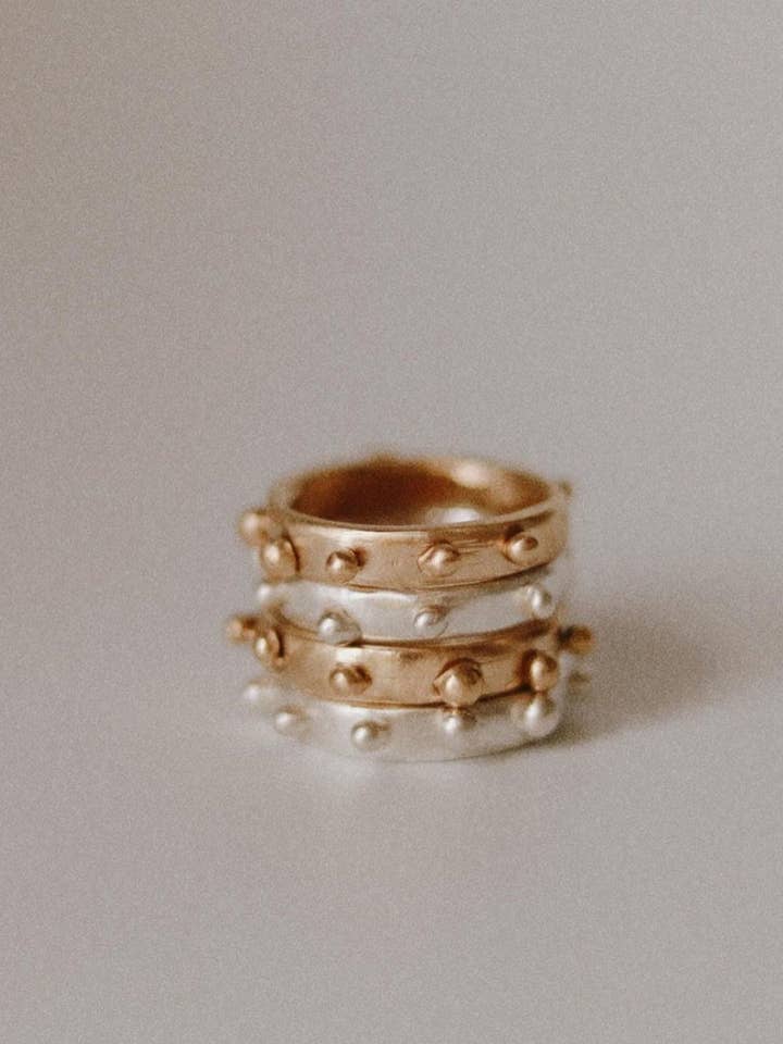 Bague Sculptée à la Main CROWN pour la vente par Goldie Jewelry