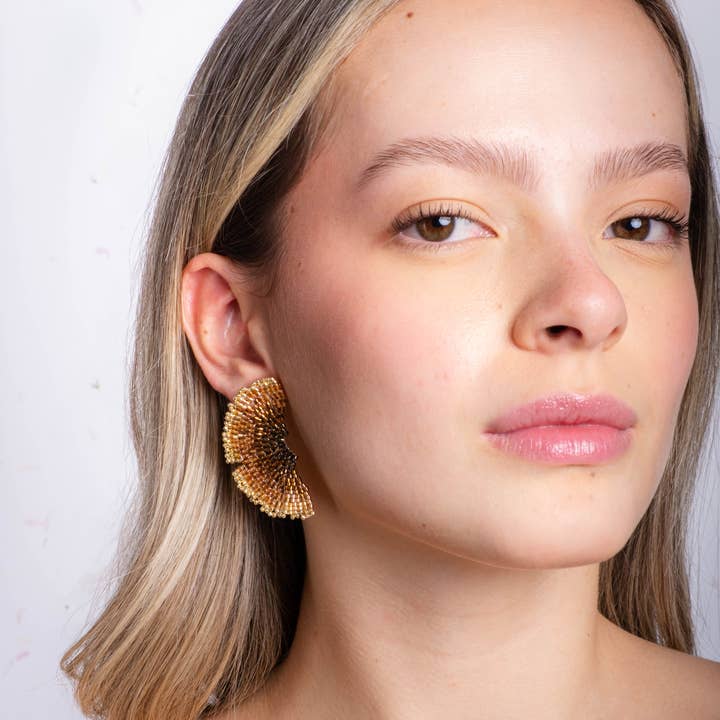 Mayana Designs Co – Großhandel Ohrstecker – Handgewebte Ginkgoblatt-Ohrstecker mit Perlen (Bronze)3