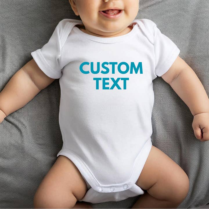 Gepersonaliseerde Babyromper – Voeg Uw Aangepaste Tekst of Naam Toe voor wholesale door TheWorldOfMYes