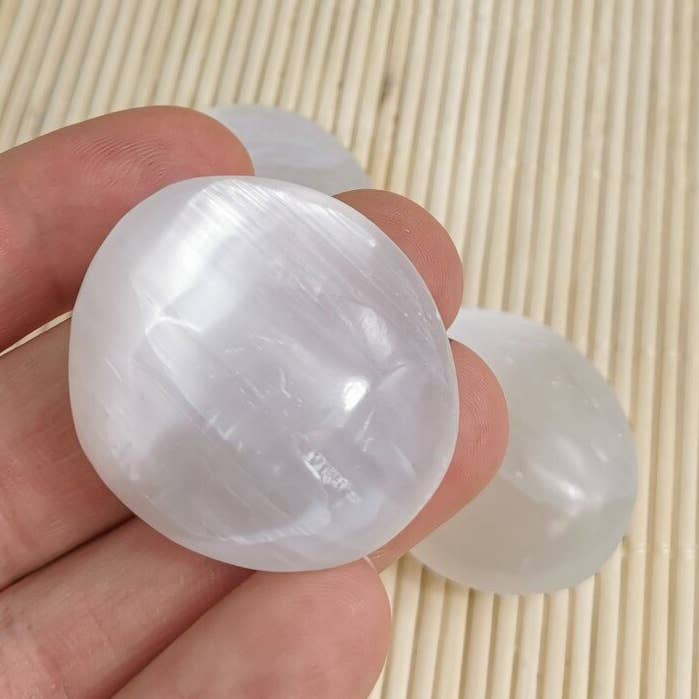 Pedra de Selenite em Forma de Palma 4 cm por atacado de UNDERSUN.STORE
