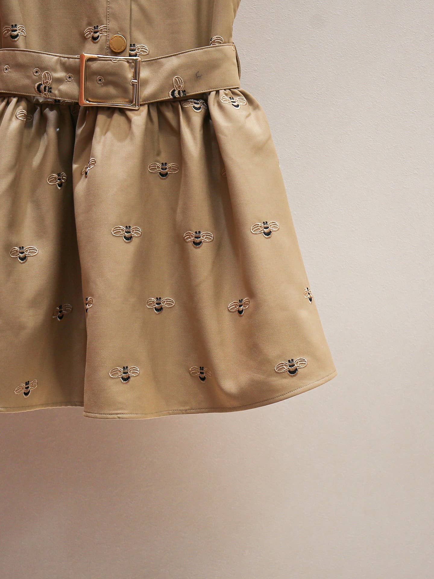 Khaki DR553Y Elegantes Sommerkleid mit Bienenstickerei und Flügelärmeln für den Großhandel auf Faire4