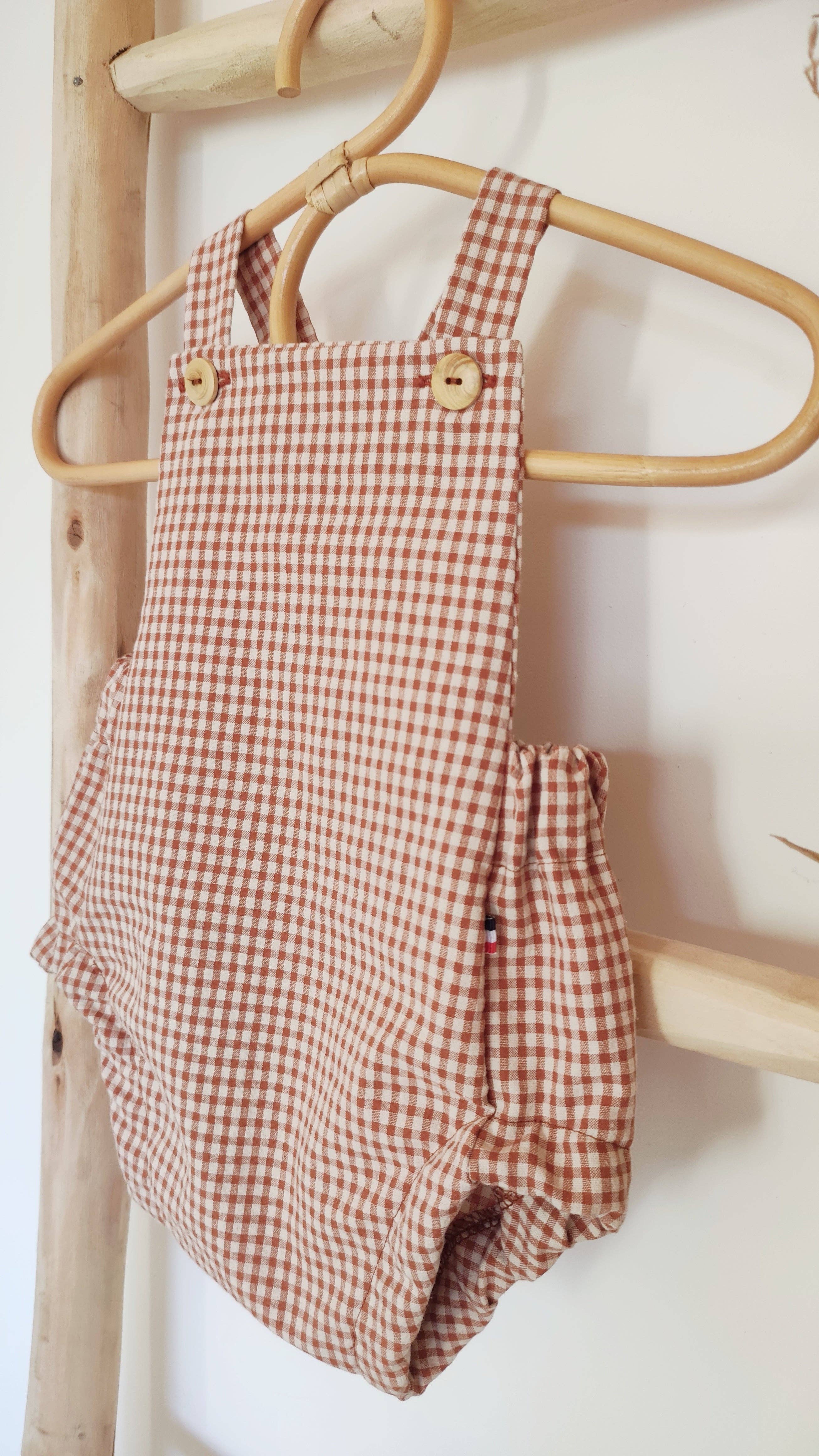 Les p'tites Merveilles de Bérénice - Vente Salopette – bébé - Salopette bloomer bébé "Eden" évolutive en serrsucker vichy5