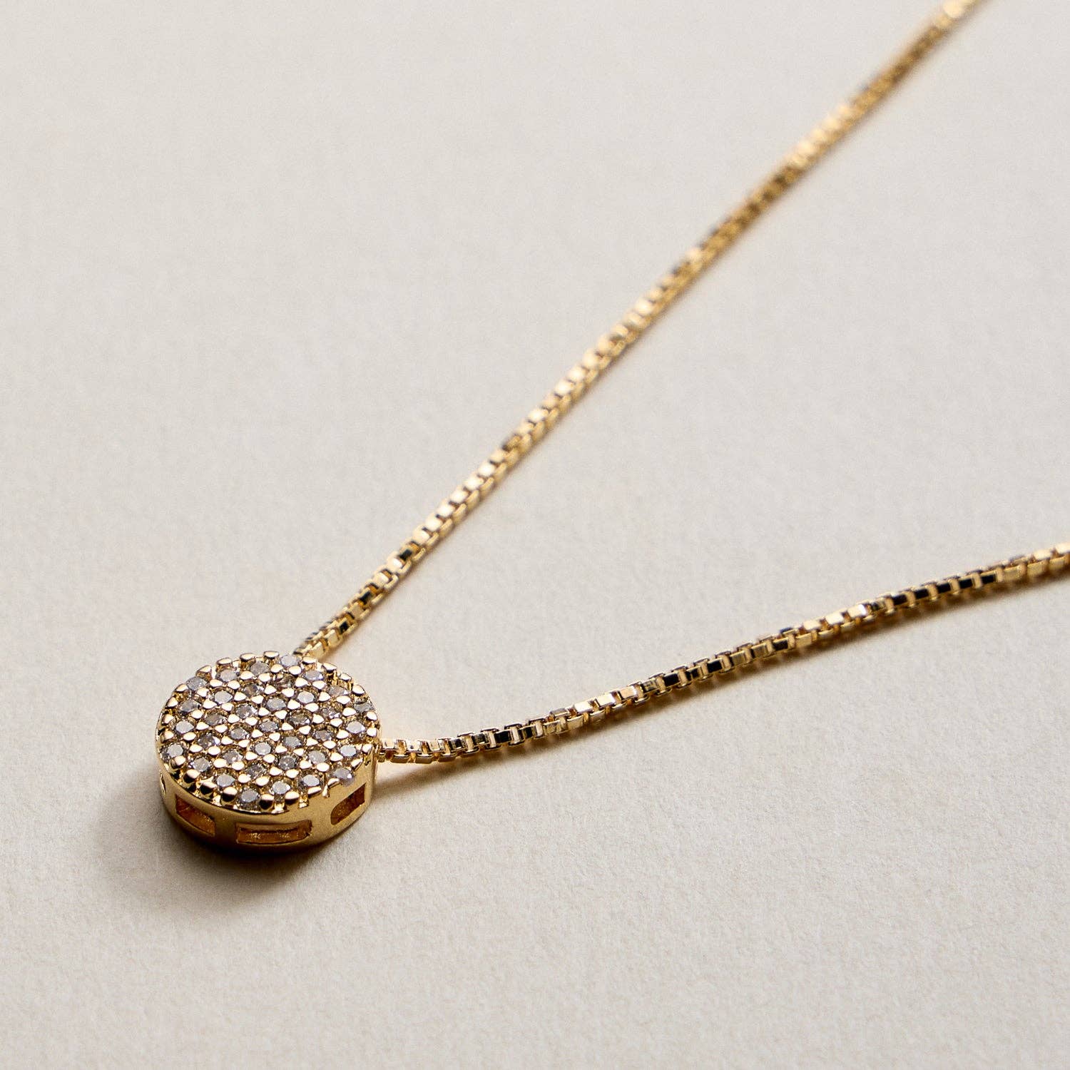 GD Colar com Pendente de Disco Banhado a Ouro com Zircónia Cúbica para venda a revendedores na Faire3