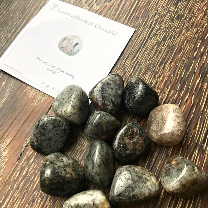 Cristaux roulés en quartz tourmaliné, 100 g, avec cartes d'information pour la vente par BellaMira Home