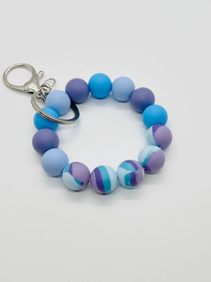 Porte-clés en forme de bracelet perlé Blueberry Sherbert pour la vente par Sidekick Keychain Supply