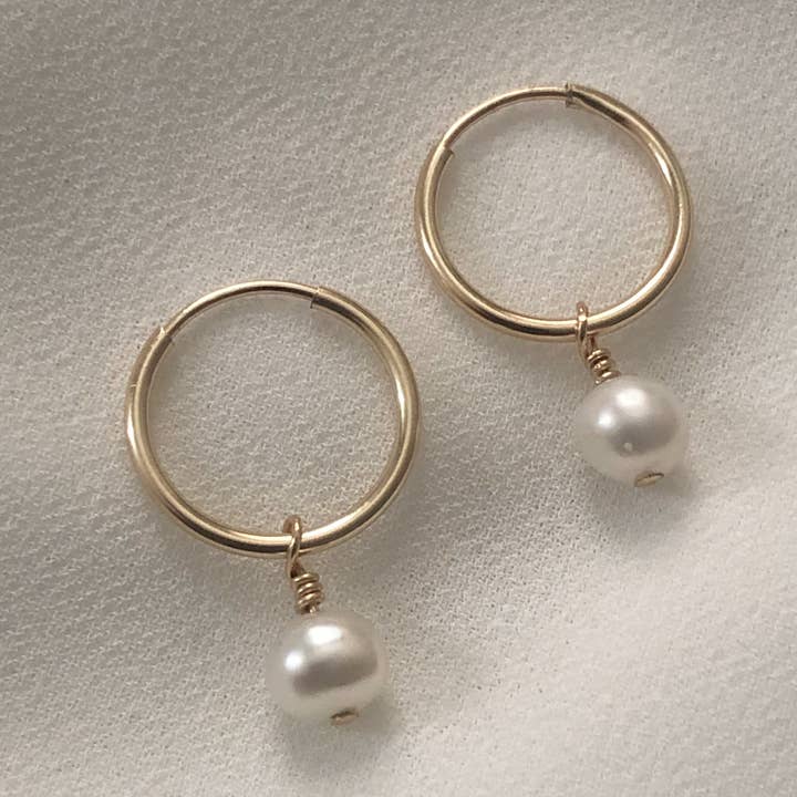 Guldfyldte Pearl Hoops for engroshandel hos Intrigue Nouveau