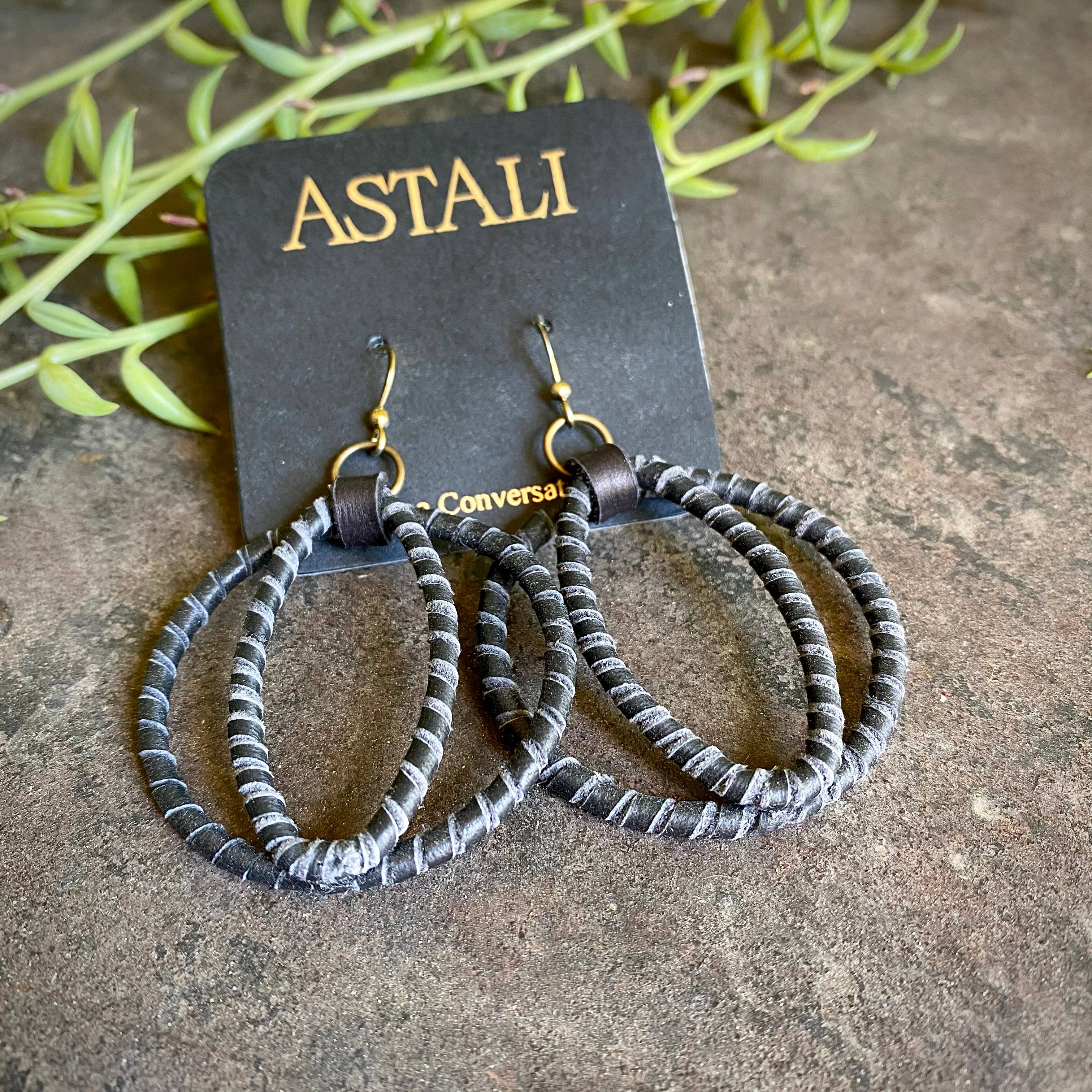 Zwart Cat-Eye-oorbellen - zwarte, ronde met leer omwikkelde oorbellen voor groothandel op Faire1