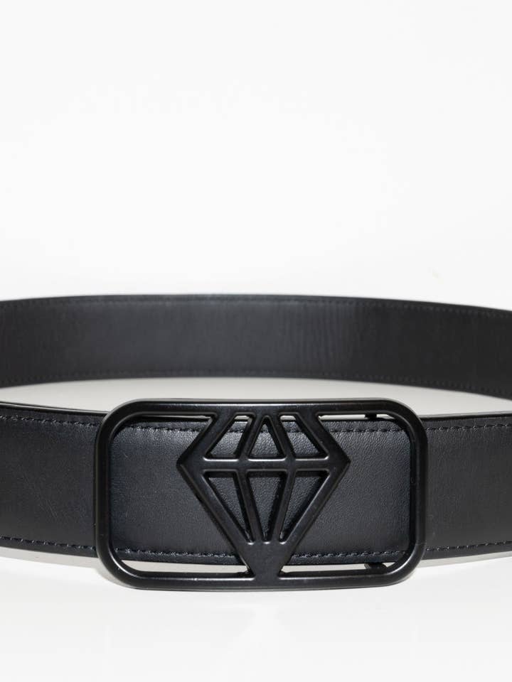 Precioso cinturón de piel de 36 mm con hebilla en negro mate para venta al por mayor de Diamondwear AB