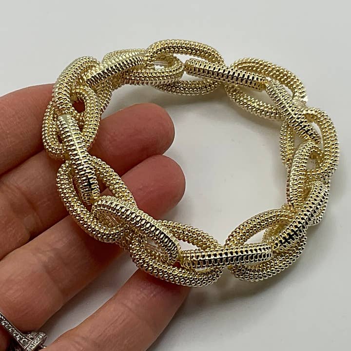 Bracelet à maillons extensibles mat avec pendentif pour la vente par My Best Kept Jewelry