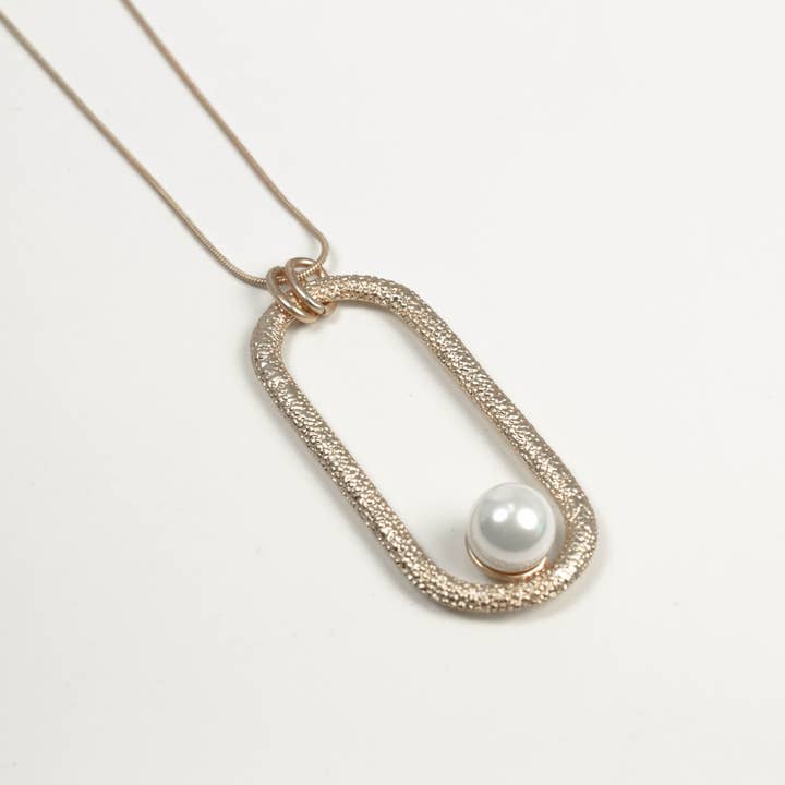 Long necklace with matte gold effect pendant with pearl for wholesale by Accessoires by KHB