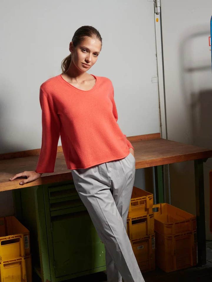 Maglione in cashmere con dettaglio sul pannello posteriore per la vendita all'ingrosso da parte di Spoon