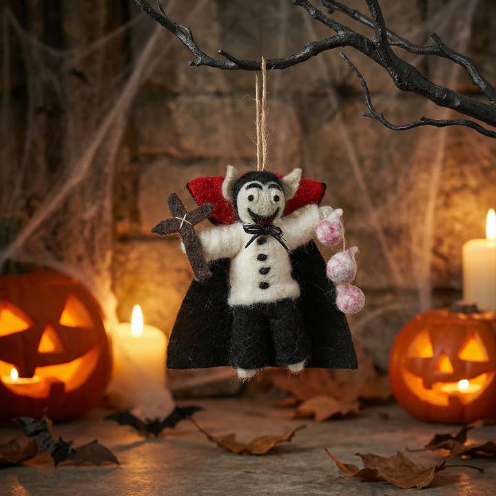 Décoration d'Halloween en feutre faite à la main avec Dracula le vampire pour la vente par Felt So Good