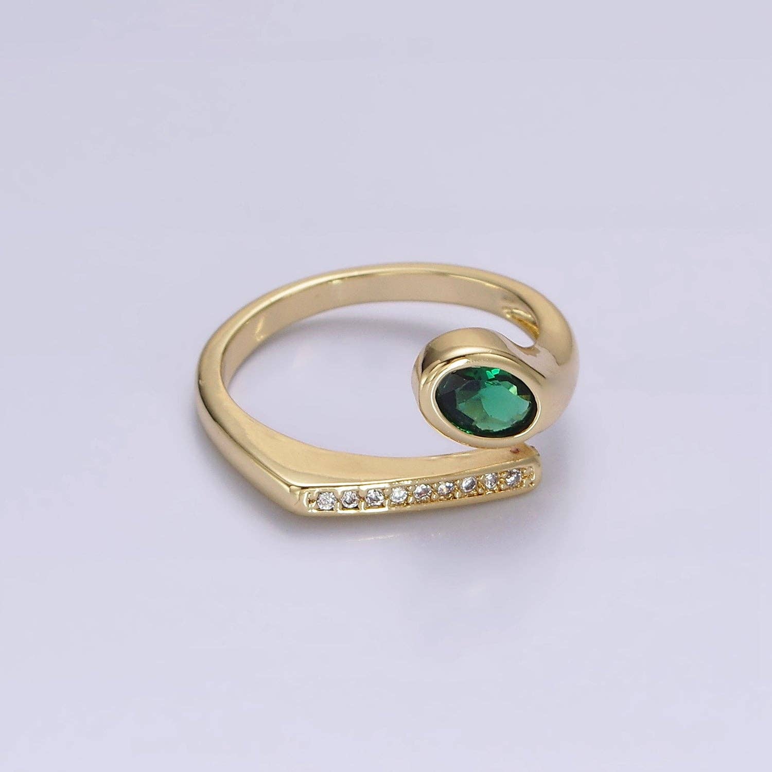 Aim Eternal - Vente Bague avec plusieurs pierres - Bague ouverte en zircone cubique ovale verte remplie d'or 14 carats O569