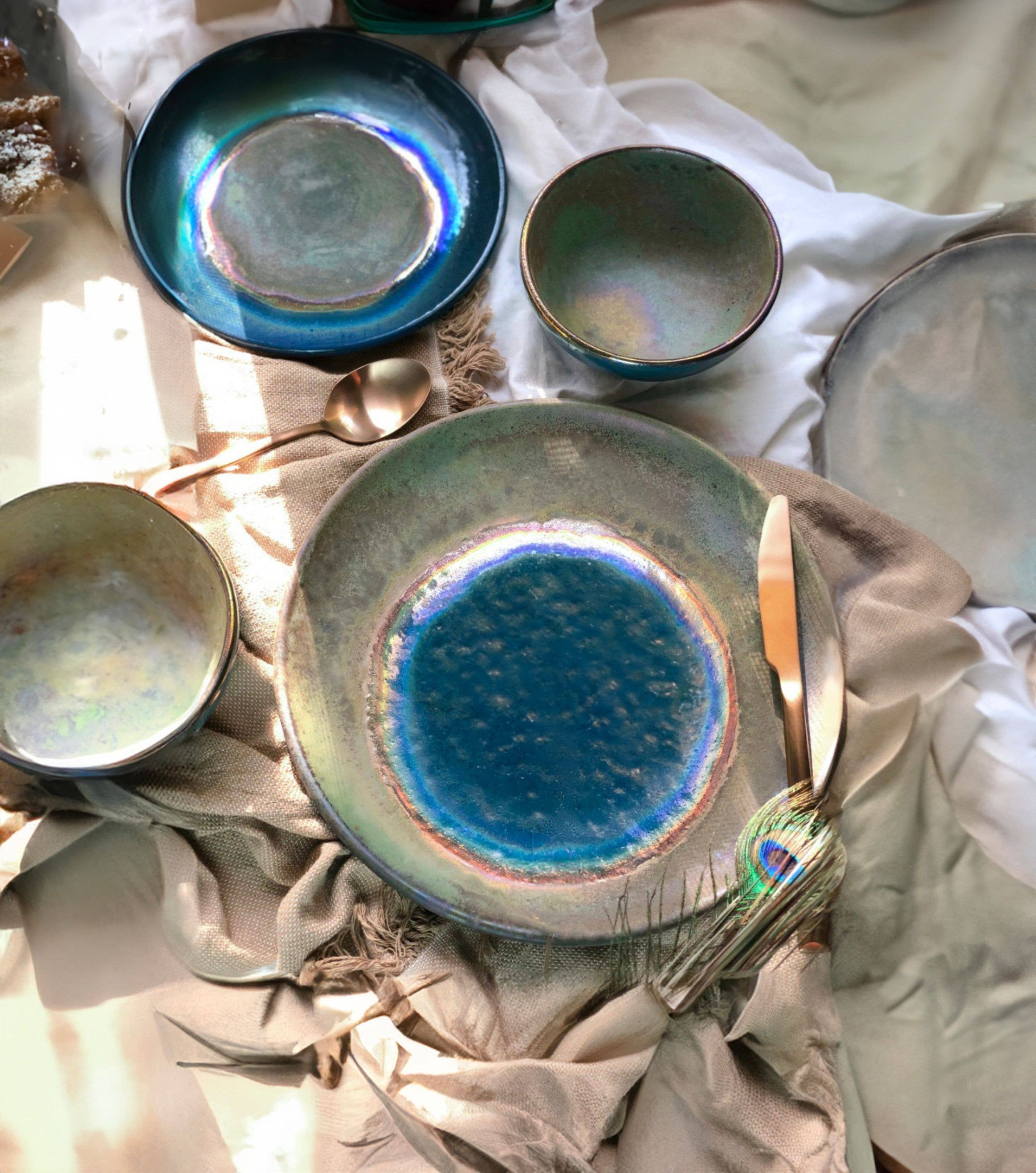 Los Artisans - Vendita all'ingrosso Piatto - Piatti da cena verdi rustici e blu pavone con dettagli dorati metallici