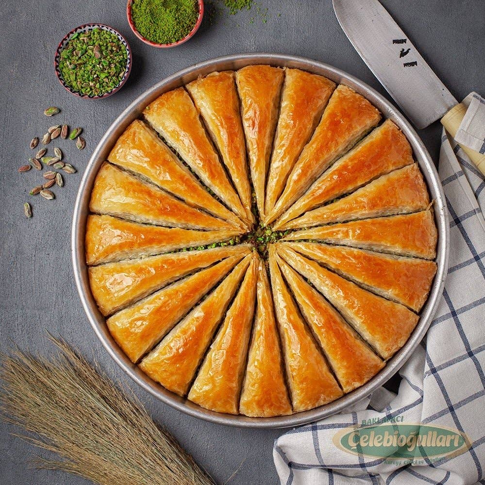 Aladdin - Wholesale Cake Mix - Celebiogullari | Antep Carrot Slice Baklava with Pistachio2