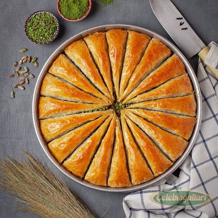 Aladdin - Wholesale Cake Mix - Celebiogullari | Antep Carrot Slice Baklava with Pistachio2