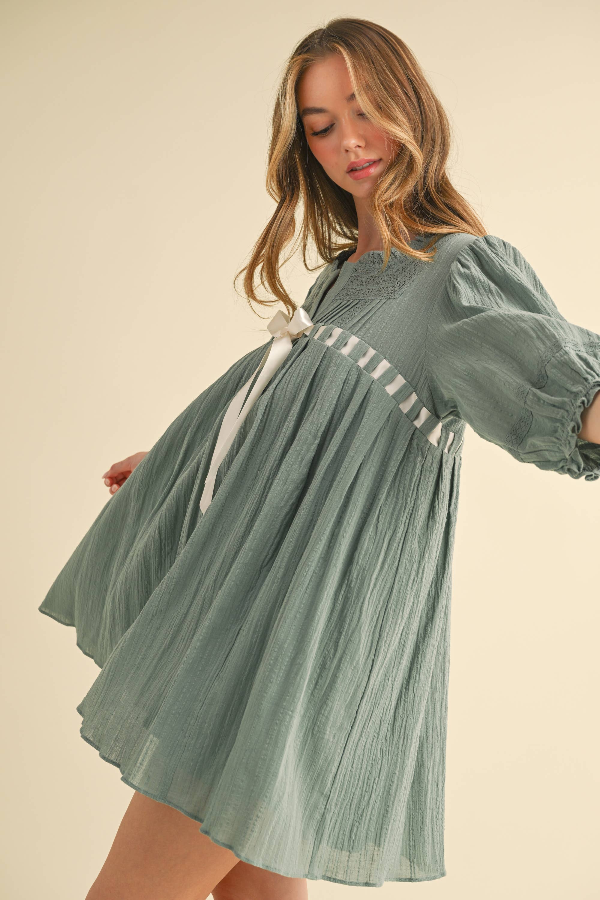 Camellia - Vente Robe – femme - ROBE À MANCHES MI-LONGUES AVEC ENCOLURE CARRÉE ET DÉTAILS EN DENTELLE10