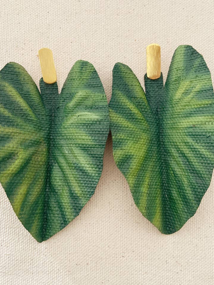 Boucles d'oreilles Elephant Ear (Alocasia) pour la vente par Hola! I'm Back