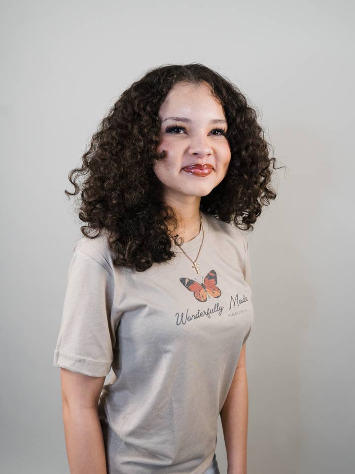 Wunderbar gefertigtes hellbraunes christliches Schmetterlings-T für den Großhandel von Only Grace Company