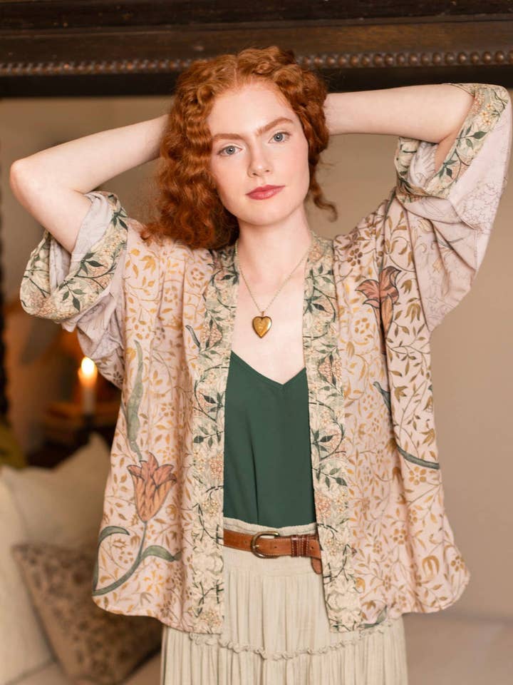 Folklore Pixie Duster Kort Kimono met Vredesvogel voor wholesale door Market of Stars (Worldwide)