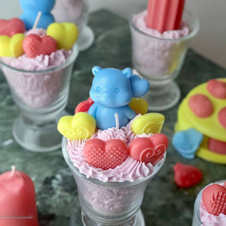 Vela de Tarta de Queso con Bayas Silvestres Hecha a Mano – Aroma de Postre Whimsy Bears para venta al por mayor de Scent Fushion Candles