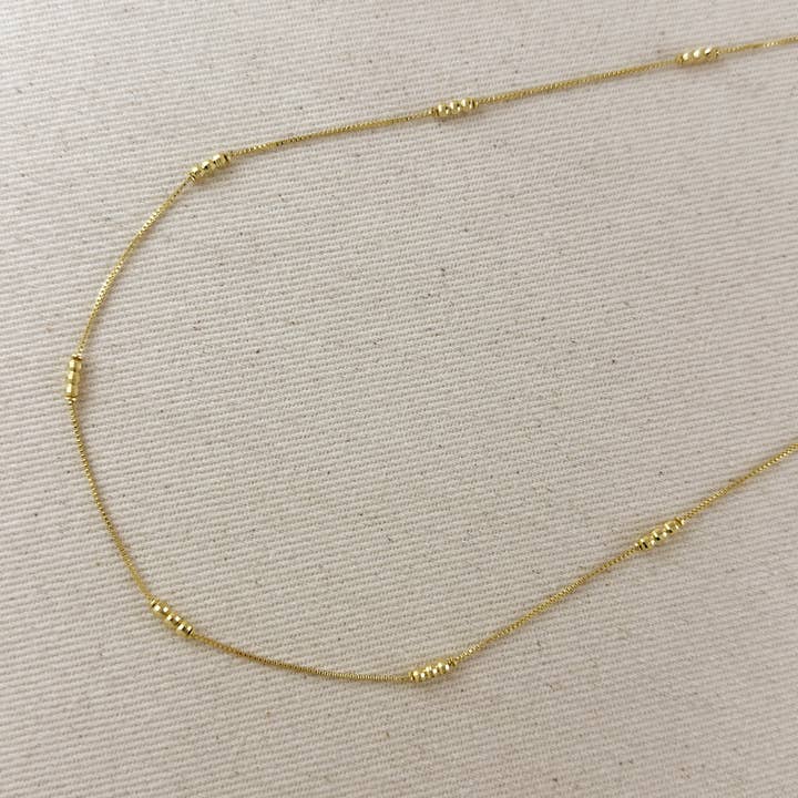 Mavekæde i 18k guldfyldt med perledetaljer for engroshandel hos GoldFi