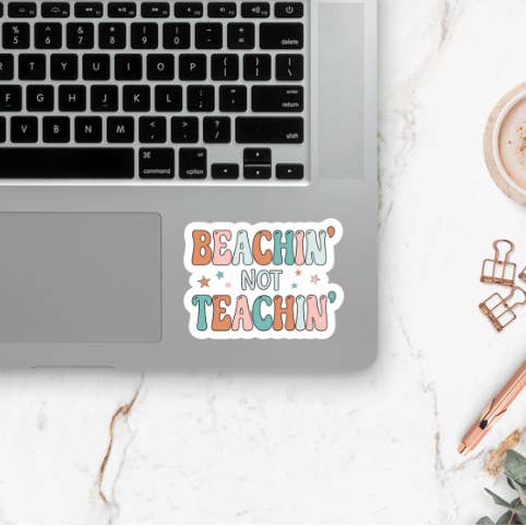 Beachin' Not Teachin' Sticker ~ Été ~ Professeur ~ Plage pour la vente par Love Ever After Design