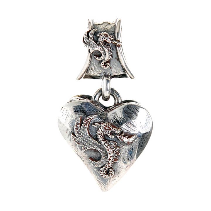Médaillon en argent en forme de cœur orné d'un feu de dragon pour la vente par ElfCraft
