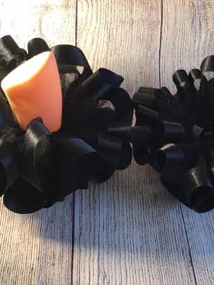 Satijnzwarte enkelbandjes met ruches voor wholesale door Envy Her Dreams