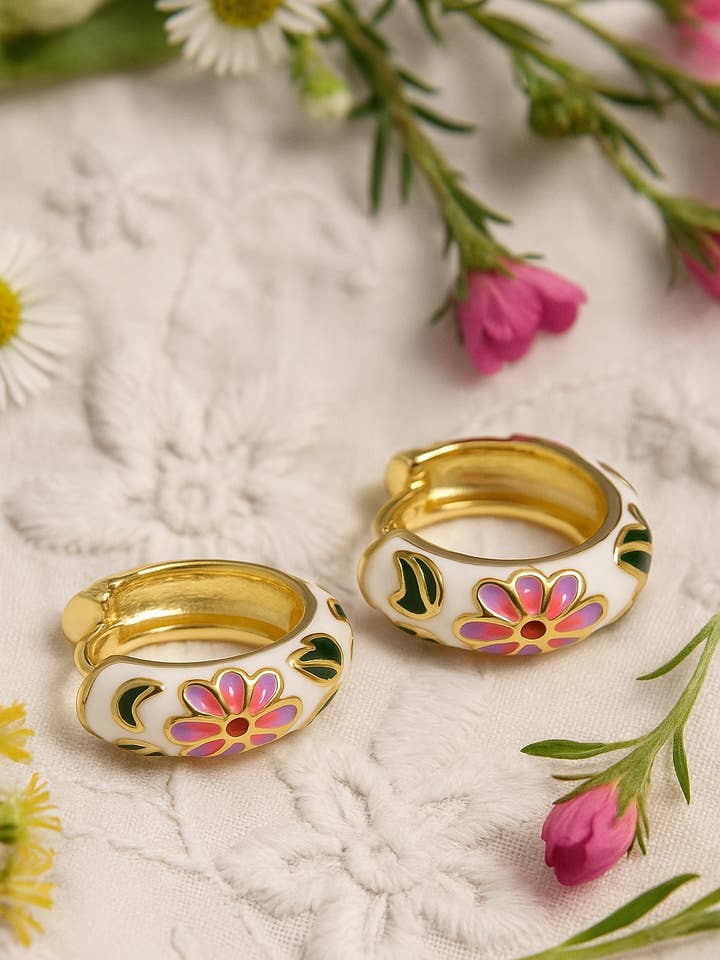 Boucles d'oreilles créoles florales bohèmes – Acier et émail pour la vente par Wild & Free