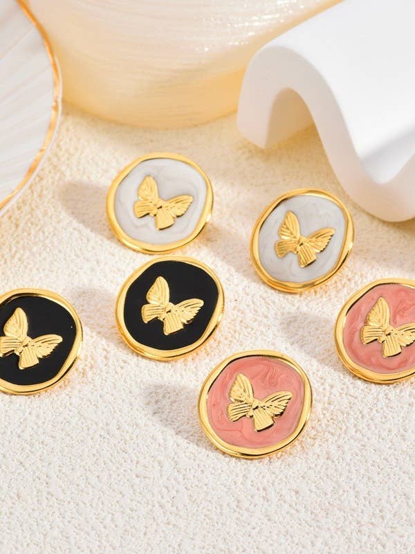 BRINCO DE ESTUDANTE COM BORBOLETA DOURADA EM EPOXY E BORDA DOURADA | 40E427 por atacado de JOSSLYN by wall to wall