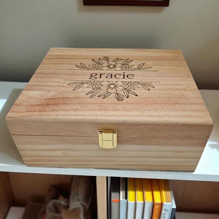 Boîte à souvenirs en bois personnalisée : Boîte à souvenirs pour bébé gravée, 20x25 cm en pin ou bambou pour la vente par Newfashioned Relics