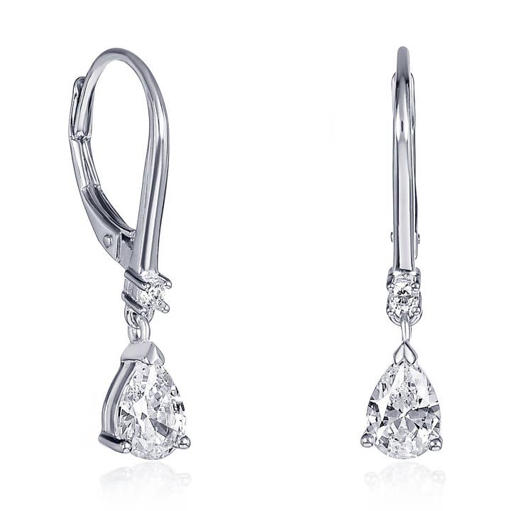 Boucles d'oreilles pendantes en argent sterling avec goutte poire en oxyde de zirconium et fermoir à levier pour la vente par Namana