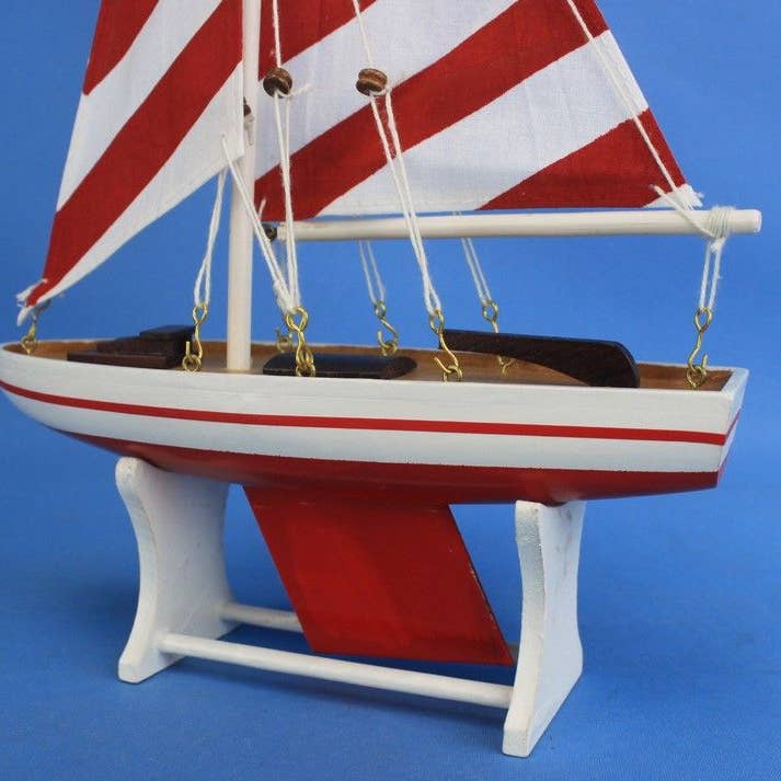 Hampton Nautical – wholesale Dekorativt bordsobjekt – Dekorativ segelbåtsmodell med rustika röda ränder 12"