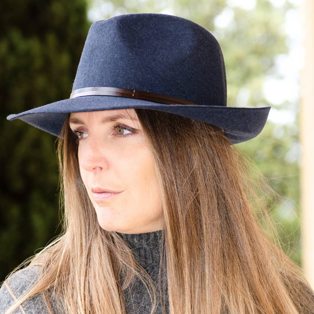 TRAVAUX EN COURS... – Großhandel Fedora-Hut – Damen – Filzhut mit Lederband und rohem Rand22