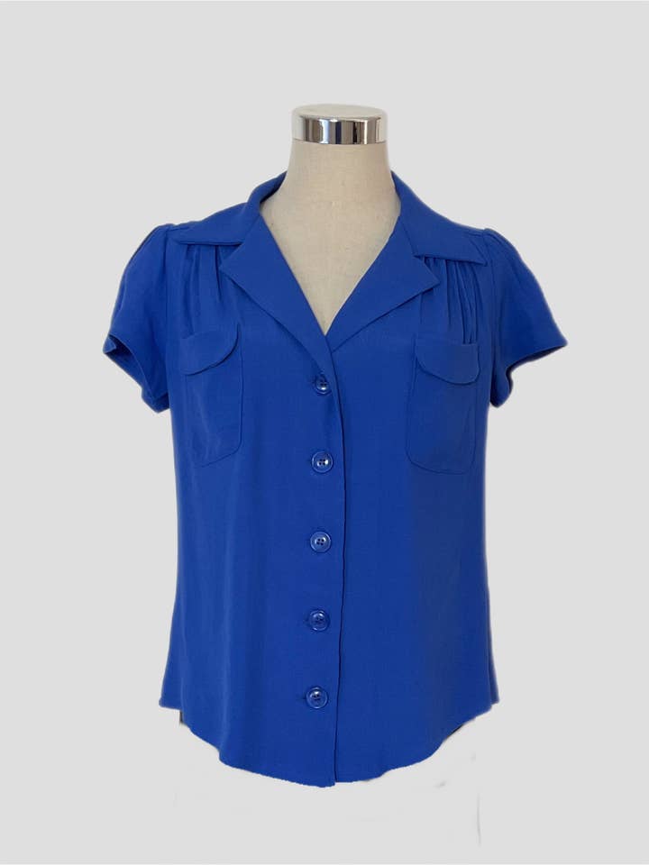 Blusa stile vintage Evita Blu Reale Crepe Rayon per la vendita all'ingrosso da parte di Retrospec'd Clothing