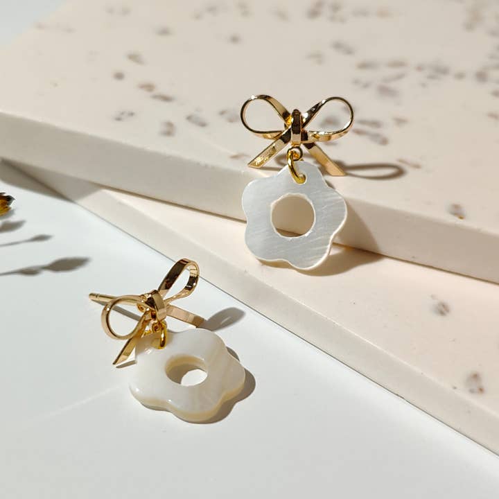 Orecchini a bottone a forma di fiore con conchiglia per la vendita all'ingrosso da parte di Vachana