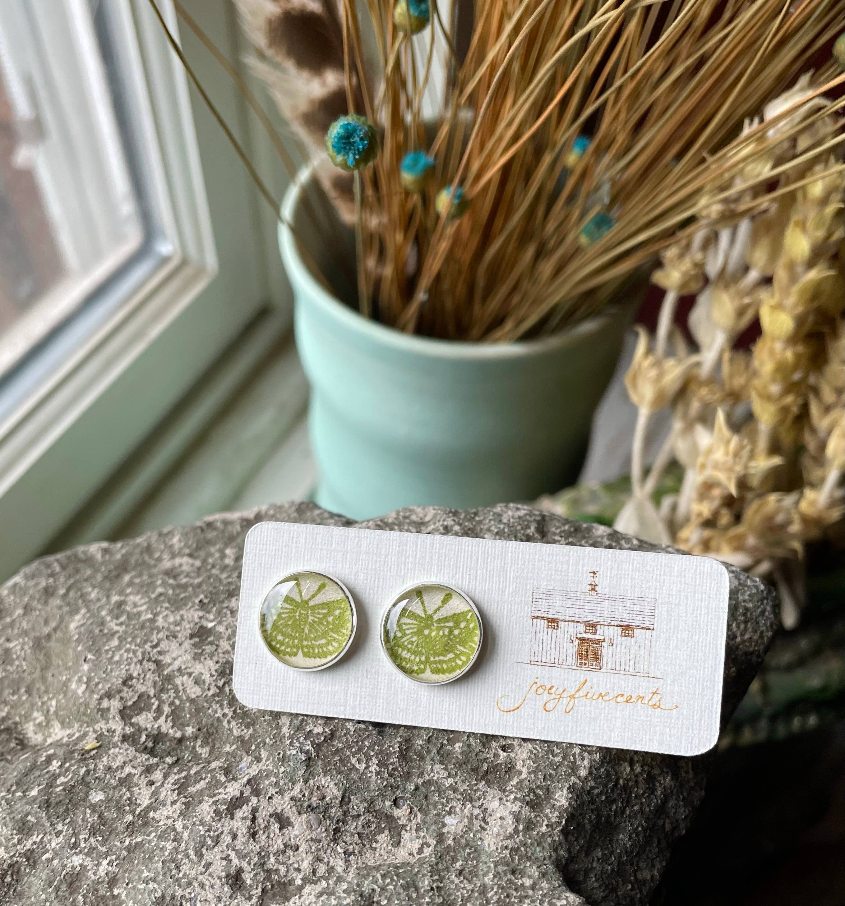 joeyfivecents – Großhandel Ohrstecker – Ohrstecker — großes silbernes, handgestempeltes Gartengrün, Mondmotte9