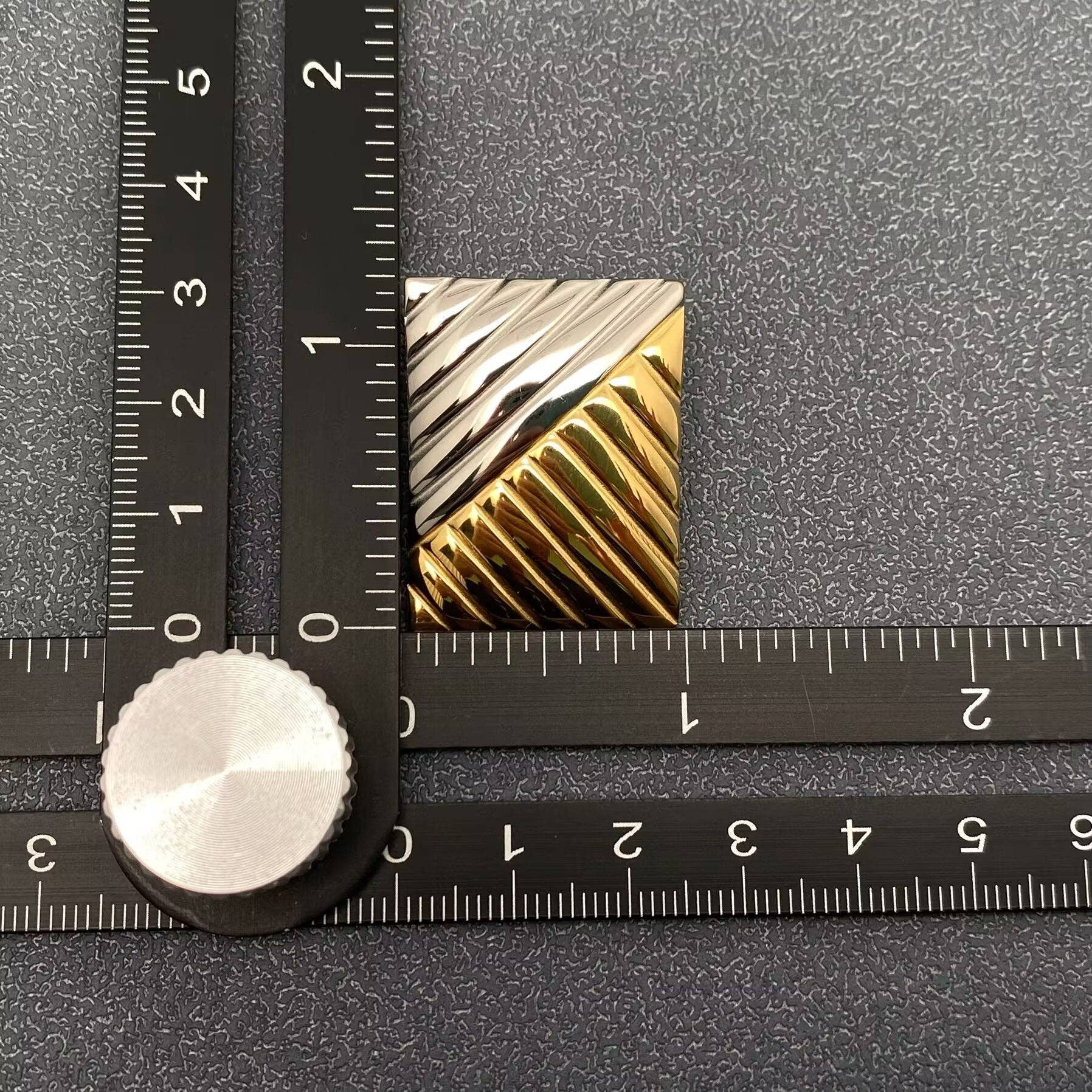 Mio Queena - Wholesale Knopjes/oorstekers - Tweekleurige Gestreepte Vierkante 18K Vergulde SS Oorstekers -FGS3