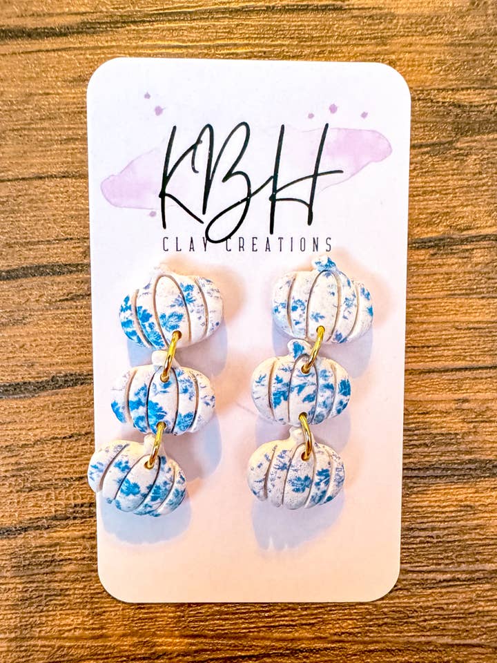 Blå blomsterøreringe med 3 niveauer græskar dingle ler for engroshandel hos KBH CREATIONS