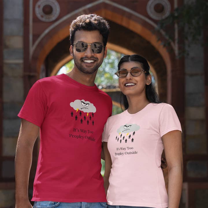 Det är alldeles för mycket folk utanför Comfort Colors Unisex T-shirt | Rolig introvert grafisk t-shirt för wholesale av Happythings76