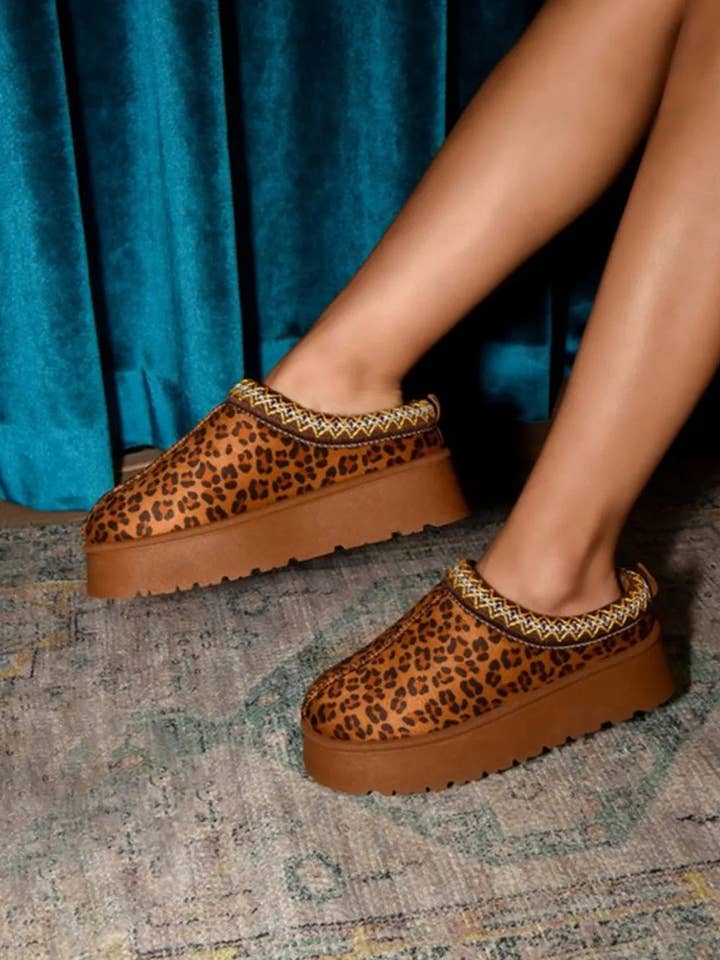 Bottes à plateforme à bout rond avec garniture brodée WILD DIVA pour la vente par Garden Naked