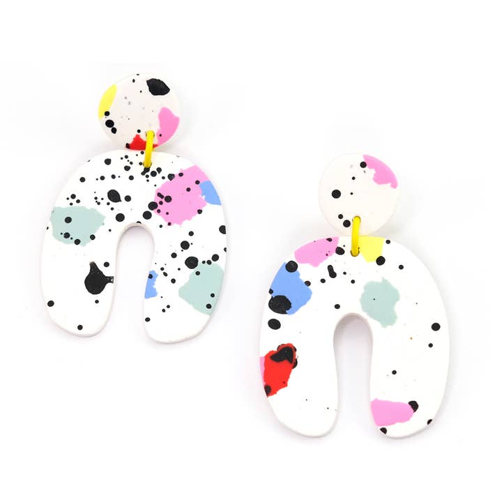 Orecchini pendenti ad arco in vernice per la vendita all'ingrosso da parte di By Chavelli