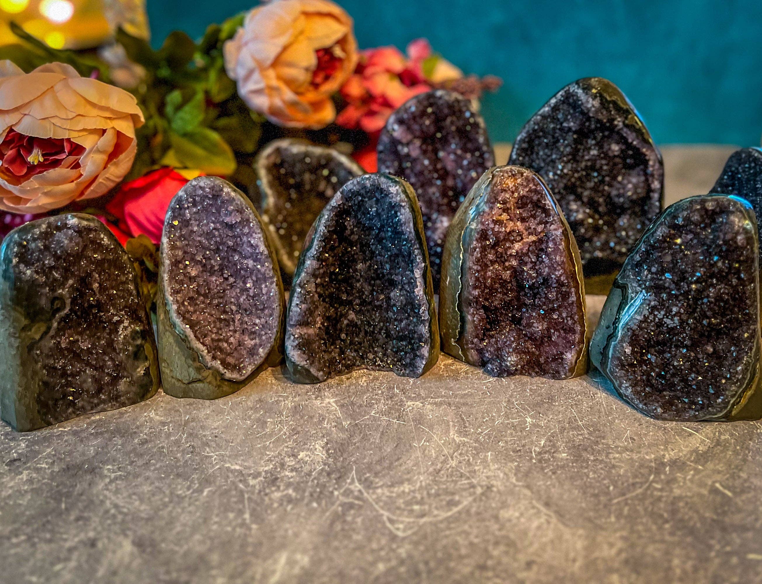 Mandala Gems - Vente Pierre et cristal de spiritualité - Grandes cathédrales d'améthyste arc-en-ciel semi-polies, améthyste rose, formes libres d'améthyste noire brute 500 grammes+9