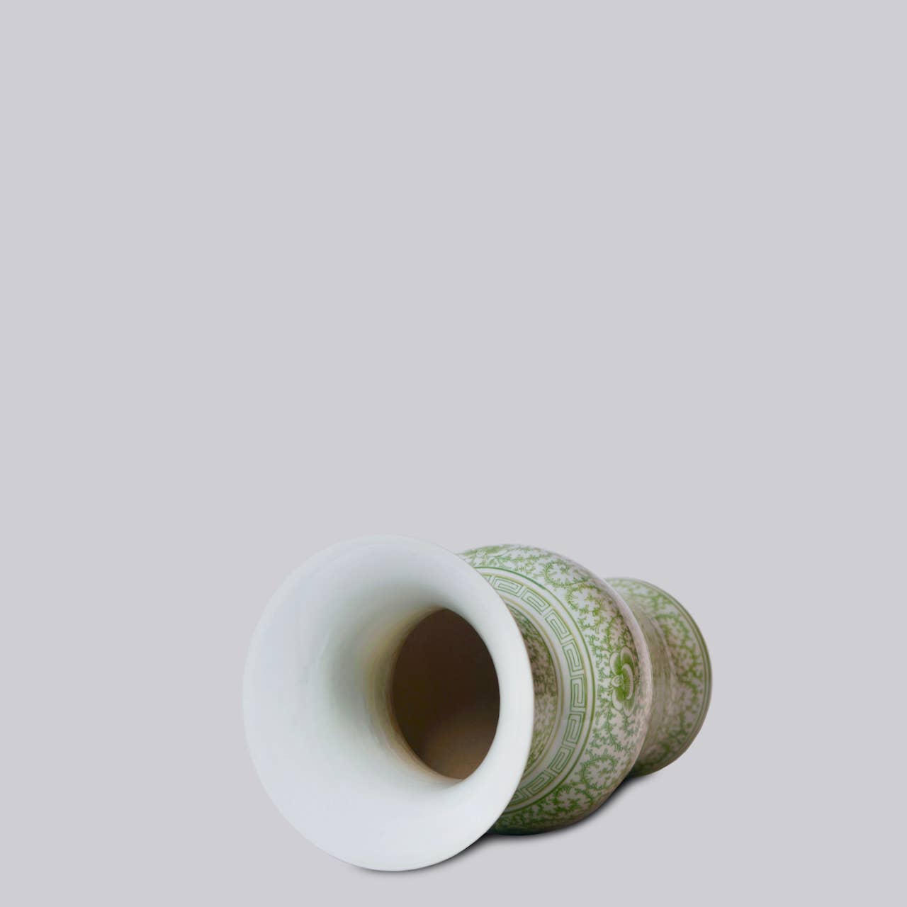 Cobalt Guild - Wholesale Vaas - Groen-witte porseleinen trompetvaas met scrollende pioenroos1