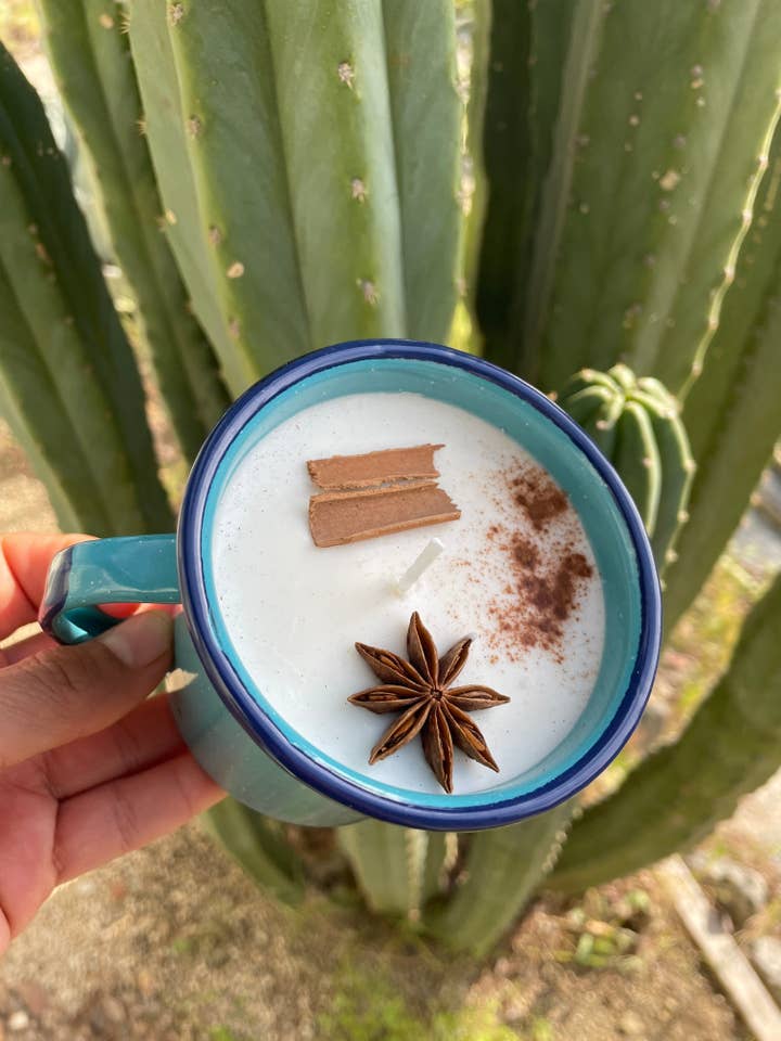 Original Emalj Pocillo Ljus | Taza de Peltre Ljus | Naturligt Sojavax | Äkta Cinsa Emaljljus med Torkade Blommor för wholesale av AZUCENA