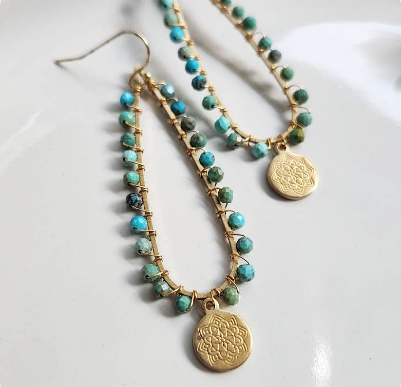 Sara Sela Jewelry - Vente Boucles d'oreilles pendantes - Boucles d'oreilles pendantes en forme de lotus et en forme de larme en forme de lotus en pierres précieuses et en laiton